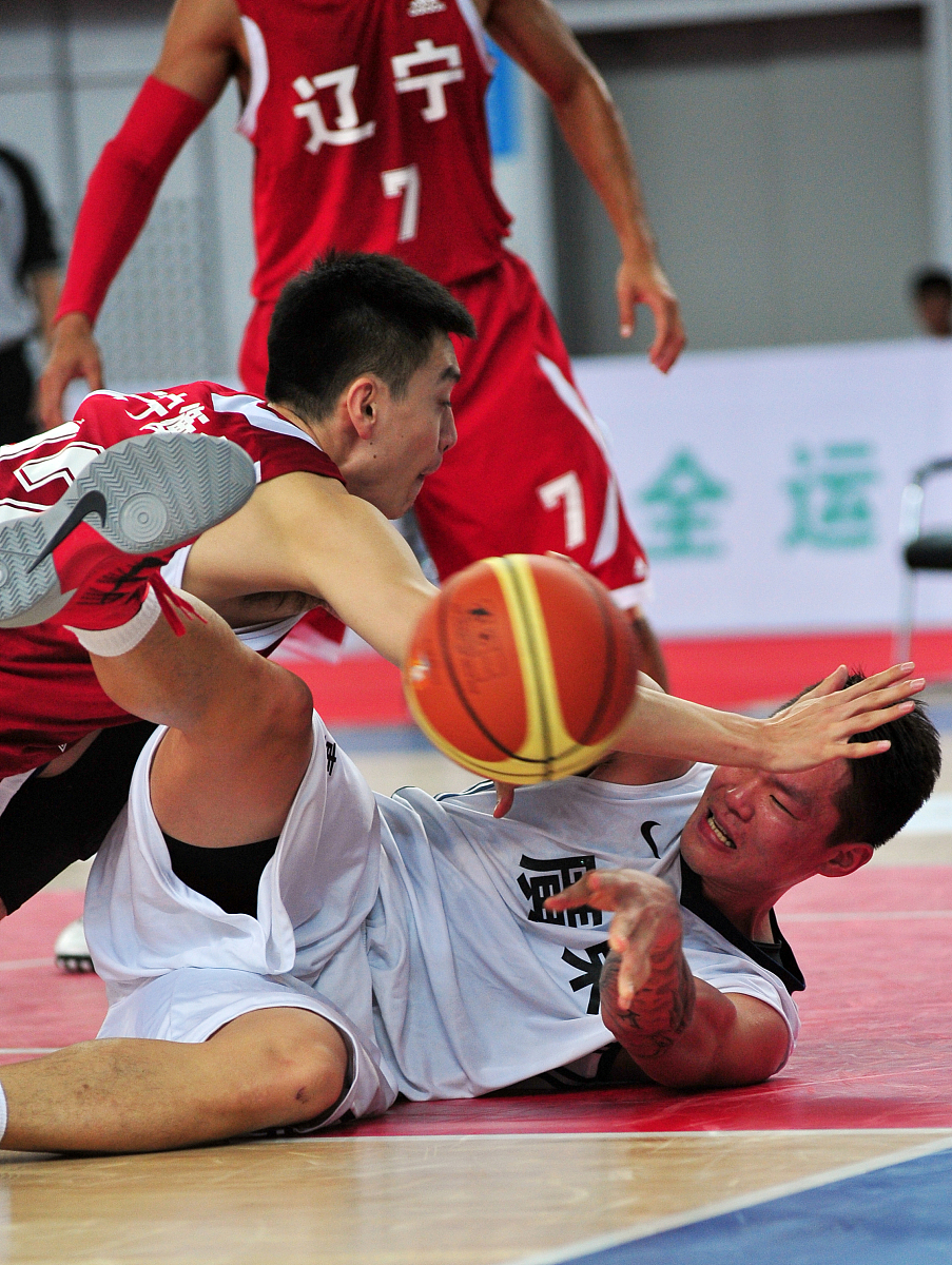 包含顶尖球员大秀球技，比赛场上掀起一场篮球风暴的词条