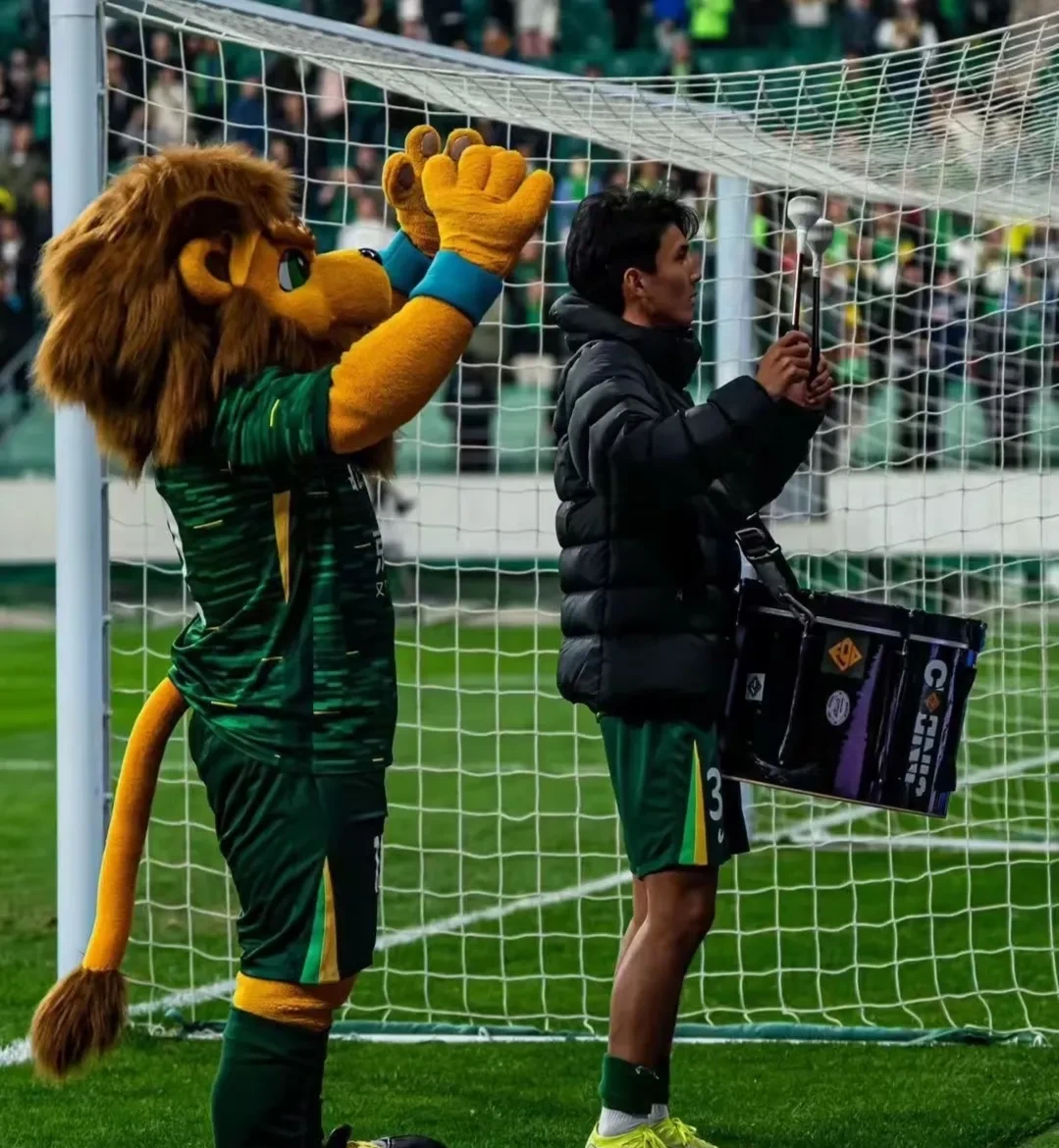 一场胜利后球队庆祝的欢乐场面