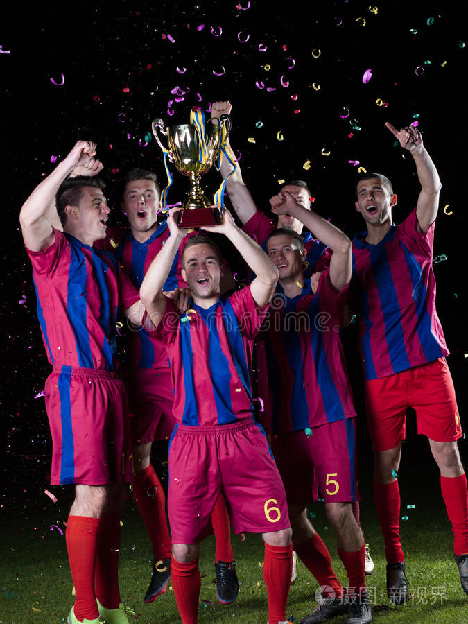 一场胜利后球队庆祝的欢乐场面