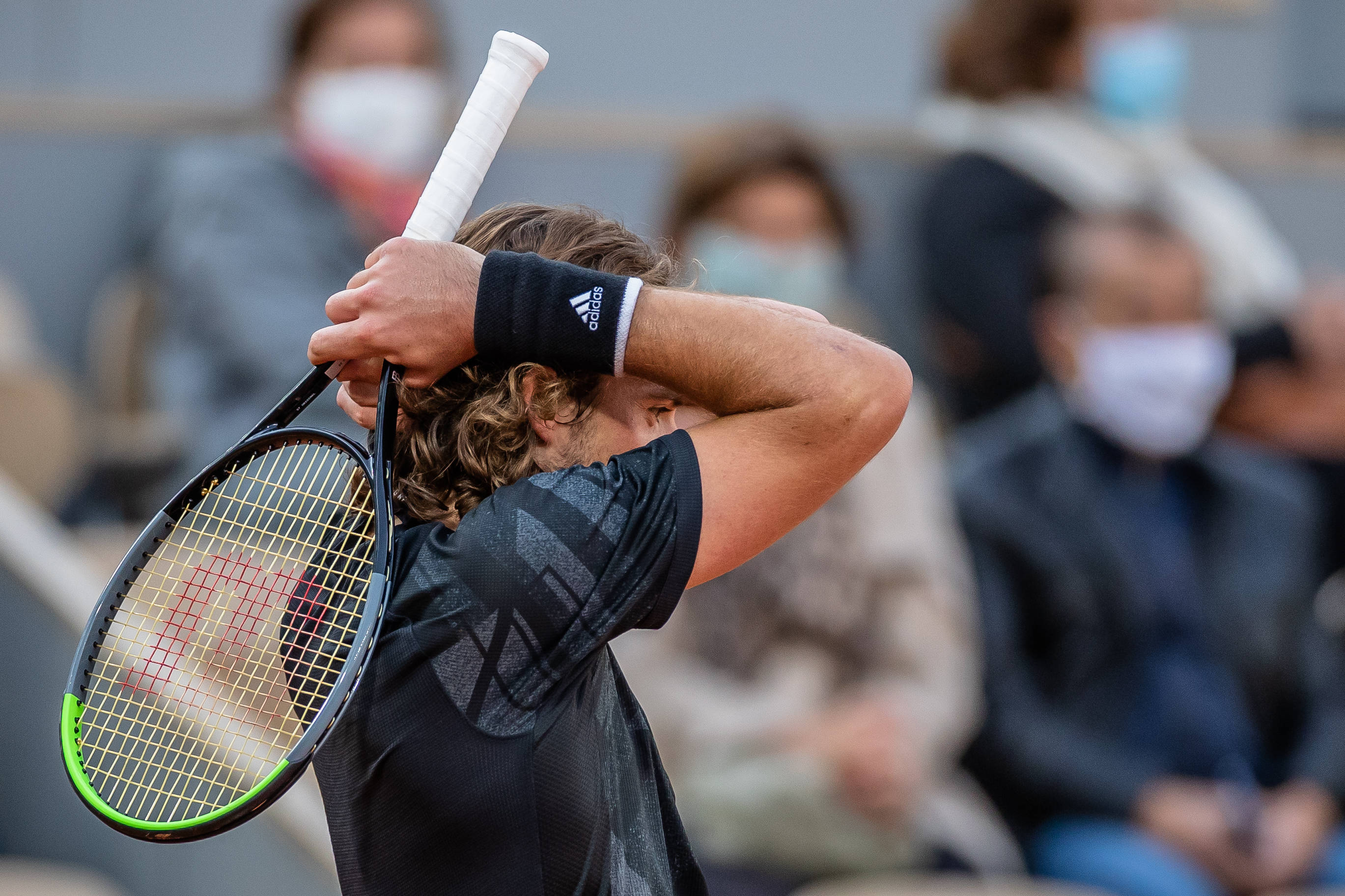 包含英国网球队强势世界网球队，西西帕斯完成帽子戏法的词条