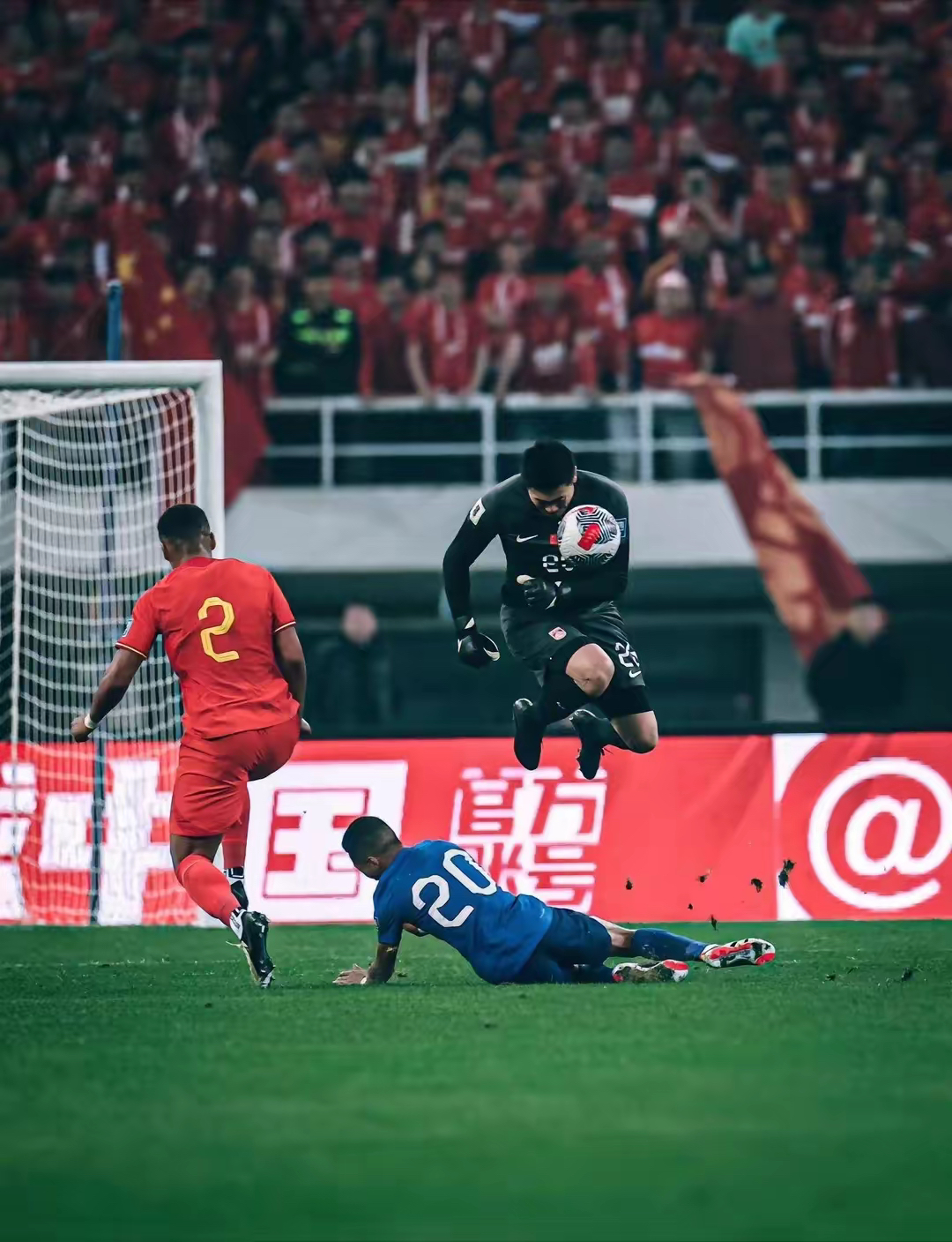 包含足球豪门再掀风暴，较量精彩令人目不转睛的词条