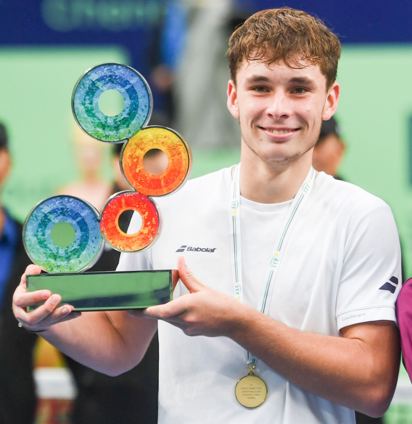 网球选手赛场发挥出色，取得胜利