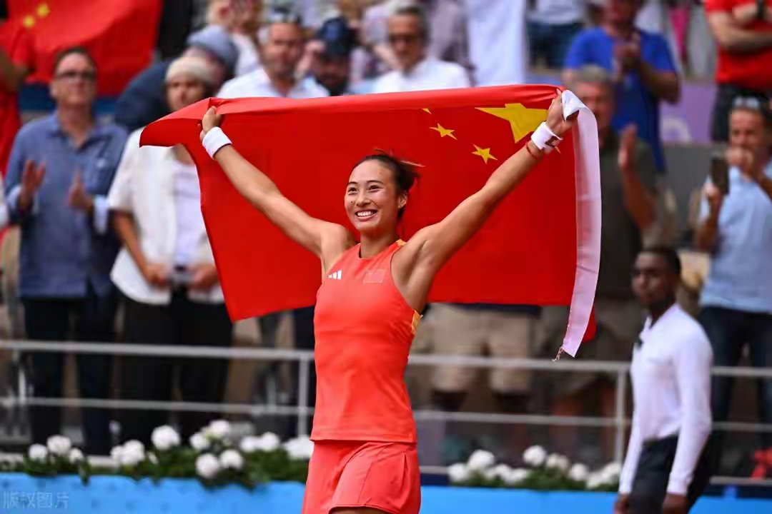 网球选手赛场发挥出色，取得胜利