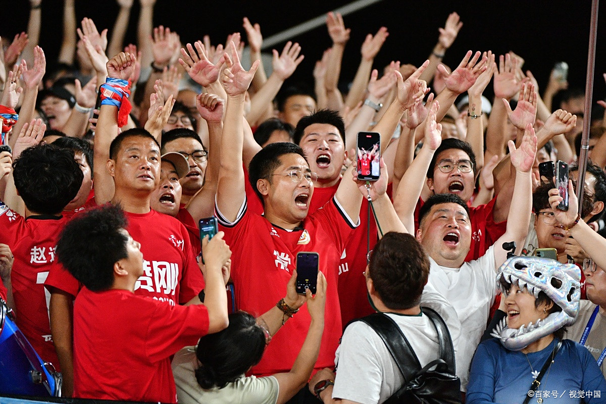 国内足球比赛频频上演精彩对决,球迷热情不减的简单介绍 国内足球比赛频频上演精彩对决,球迷热情不减的简单介绍