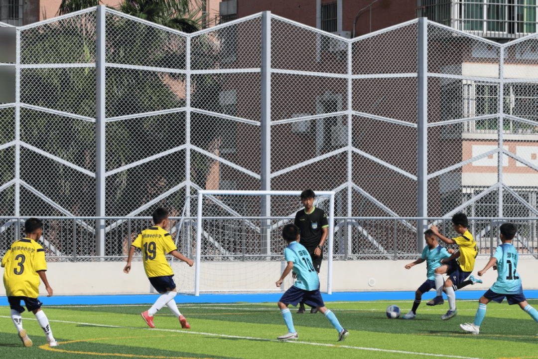 热闹足球赛场点燃激情正当时 热闹足球赛场点燃激情正当时