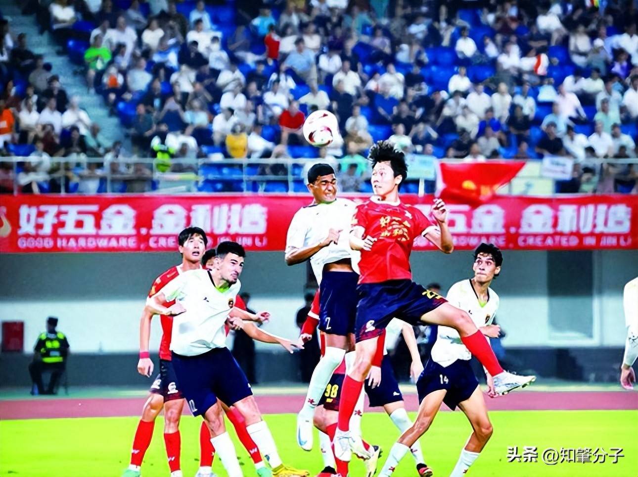 足球赛事精彩纷呈吸引无数观众