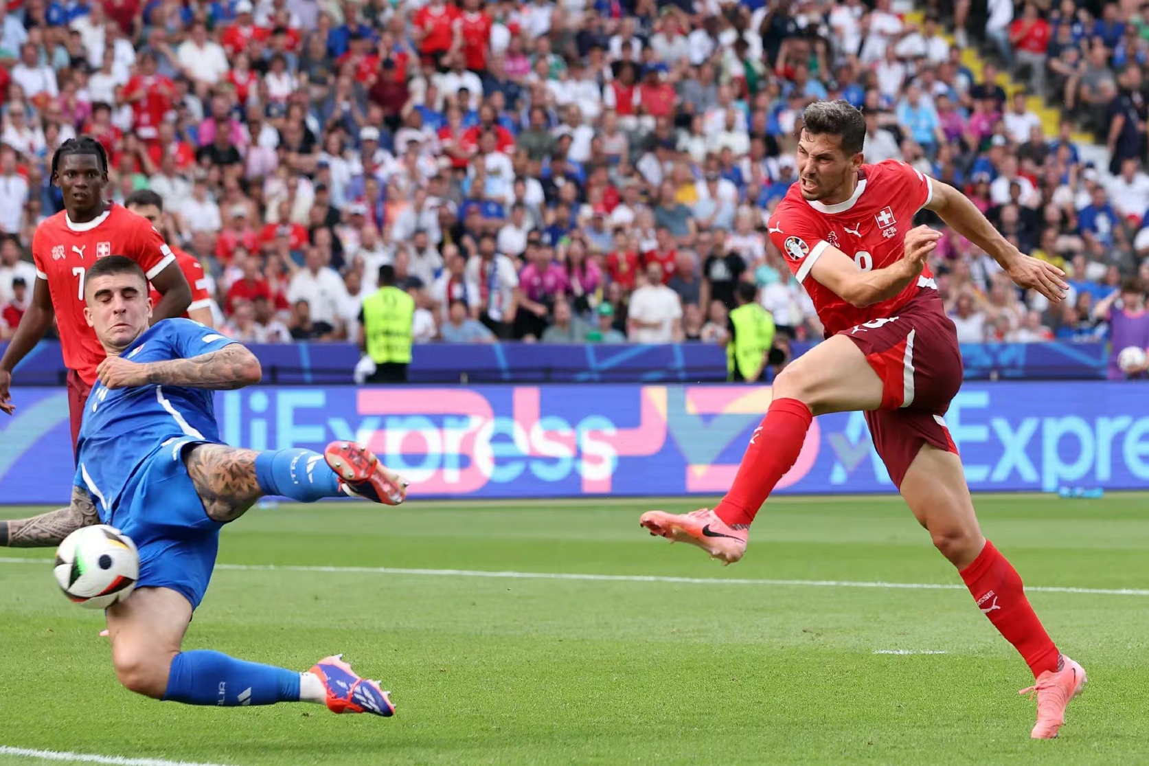 欧洲足球赛事打响巅峰对决，激情四射