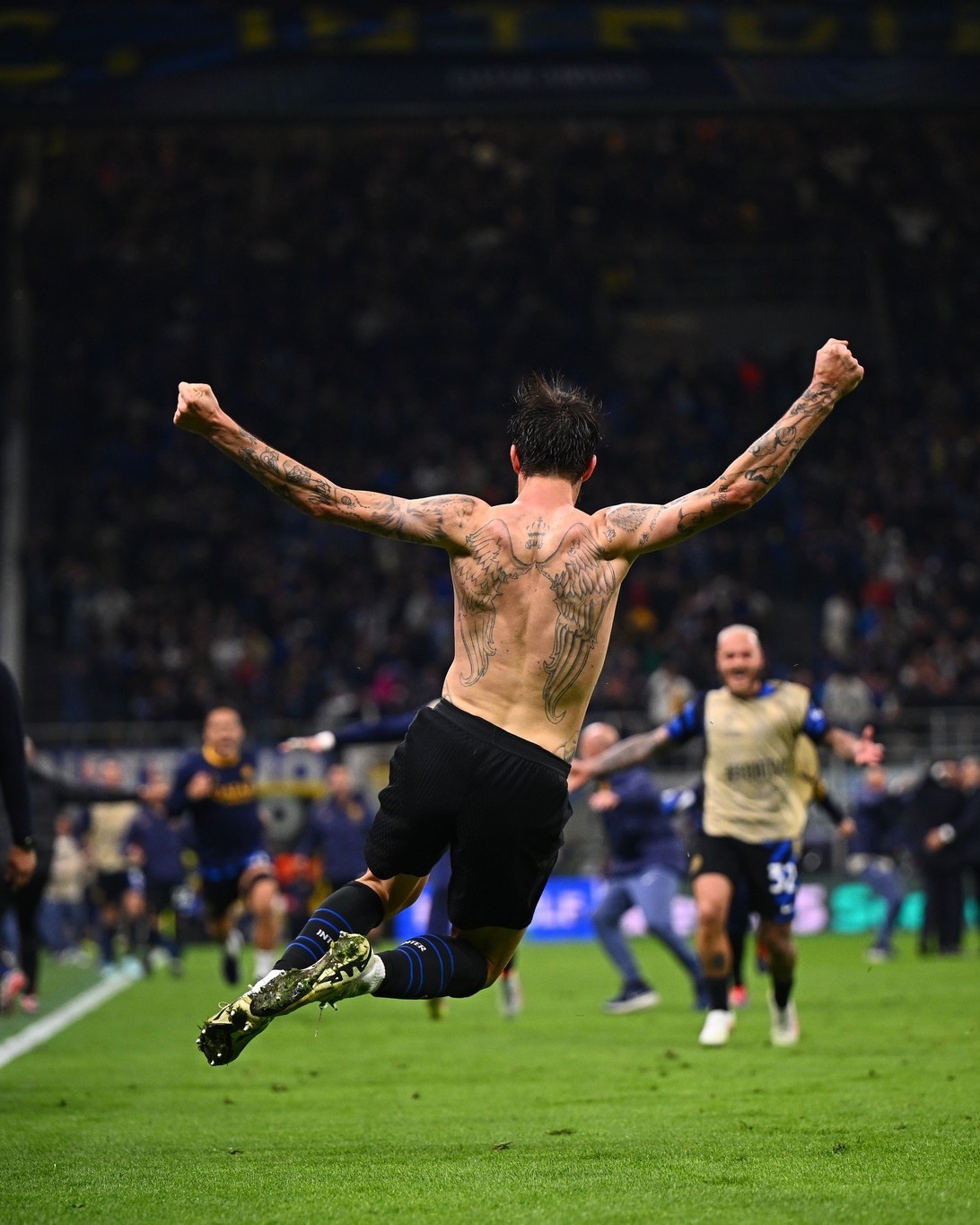 包含国际米兰险胜巴萨，蒂亚戈状态火热的词条