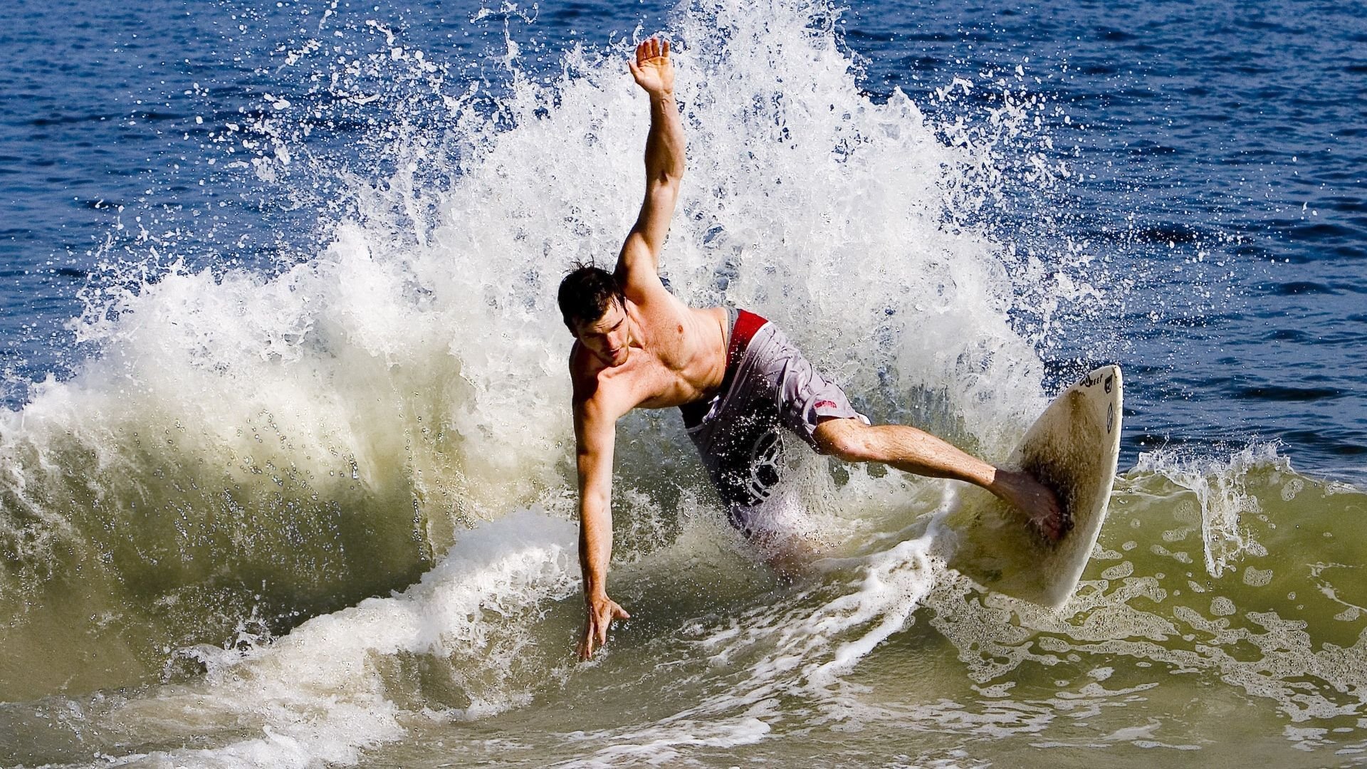 当白色闪电撕裂红蓝防线，穆勒式致命一击，为何总在世纪之战降临？